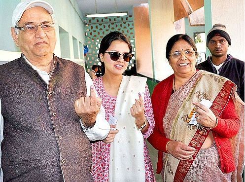 MS Dhoni&#039;s parents with his wife sakshi