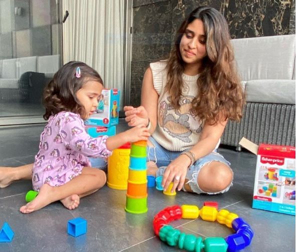 Rohit Sharma&#039;s wife with his daughter