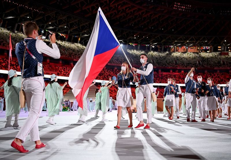 Petra Kvtiova carrying thr Czech flag at the 2021 Tokyo Olympics.