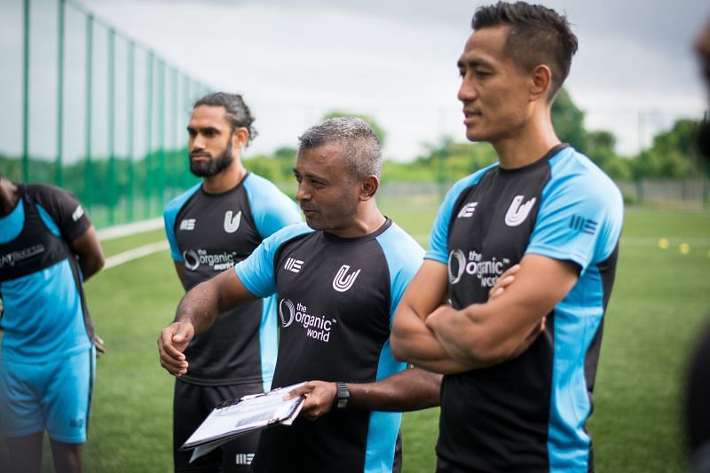 FC Bengaluru United head coach Richard Hood and Gouramangi Singh.