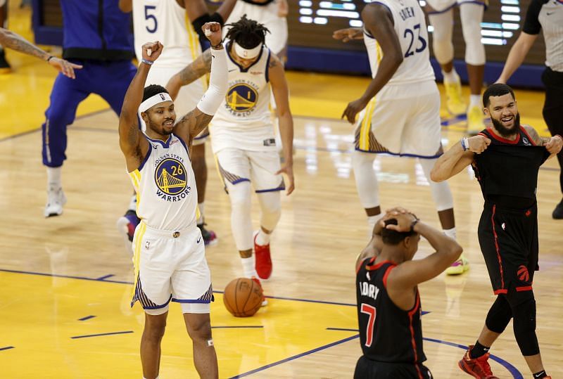 Kent Bazemore #26 reacts in front of Kyle Lowry #7 and Fred VanVleet #23.