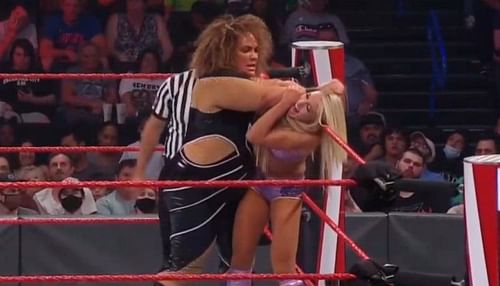 Charlotte Flair vs Nia Jax on tonight's WWE RAW was certainly a strange contest.