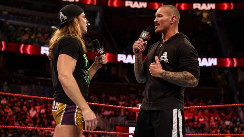 WWE रिंग में कई हफ्तों के बाद वापसी करते रैंडी ऑर्टन और उनसे बात करते उनके टैग टीम पार्टनर मैट रिडल