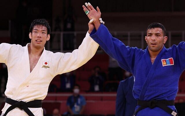 टोक्यो ओलंपिक में जूडो फाइनल के बाद अपने प्रतिद्वंदी के साथ मोलाई