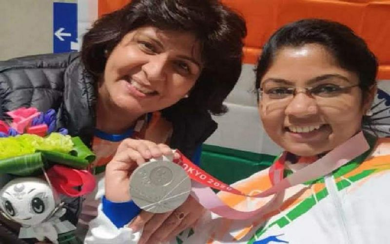 Bhavina Patel poses with her Silver medal