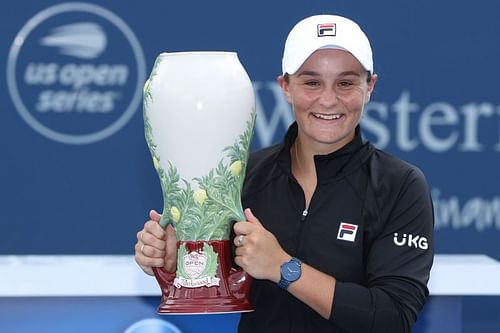 Ashleigh Barty with the Western & Southern Open trophy at Cincinnati