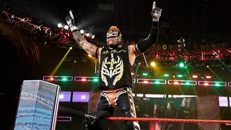 WWE सुपरस्टार रे मिस्टीरियो इस वक्त SmackDown में अपने बेटे डॉमिनिक के साथ टीम का हिस्सा हैं