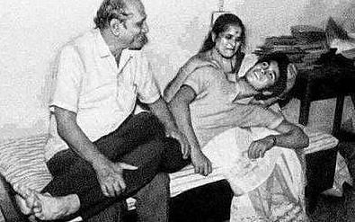 Sachin Tendulkar with his father Ramesh Tendulkar and his mother Rajni Ramesh Tendulkar
