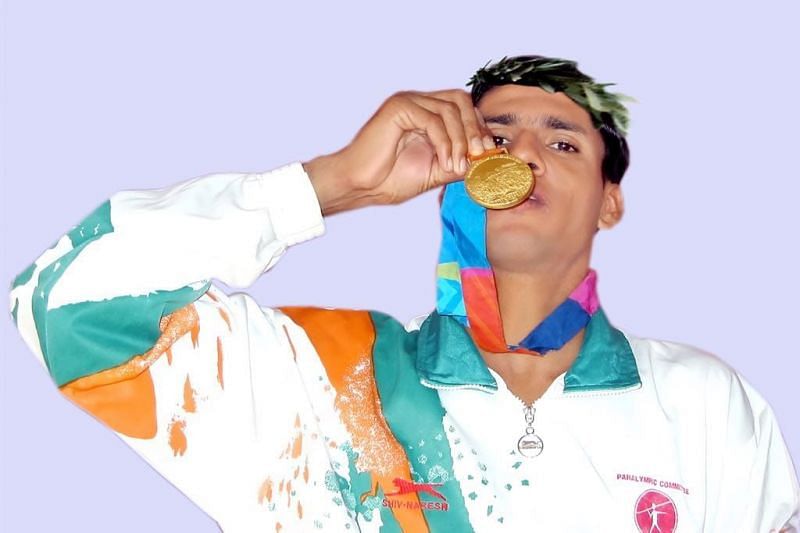 Devendra Jhajharia with his 2004 Athens gold medal. (Credits: Devendra Jhajharia Twitter)