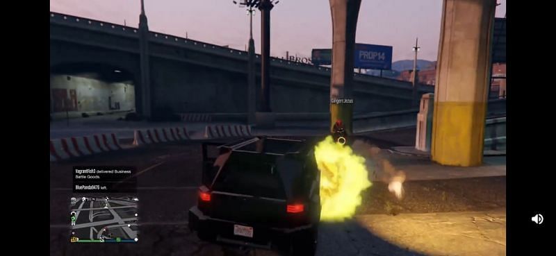 The griefer attacks the player (Image via Rockstar Games)