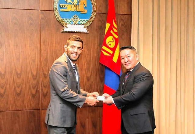 मोलाई को नागरिकता देते मंगोलिया के राष्ट्रपति
