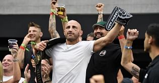 Watch: Alexander Volkanovski receives great ovation as he attends Las Vegas Raiders game with his UFC belt