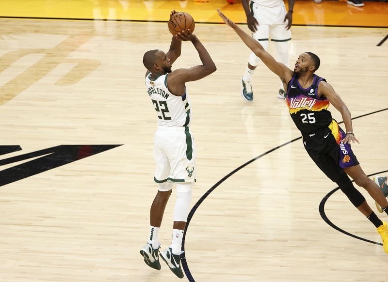 Khris Middleton (#22) of the Milwaukee Bucks shoots.