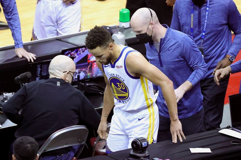 Stephen Curry injures his tailbone against the Houston Rockets, and heads to the locker room.