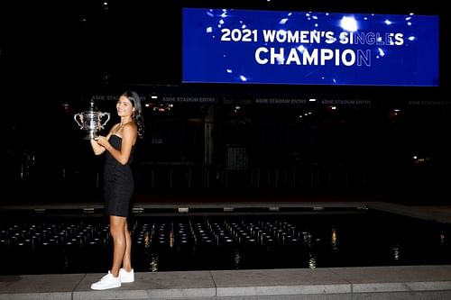 Emma Raducanu poses with her 2021 US Open title