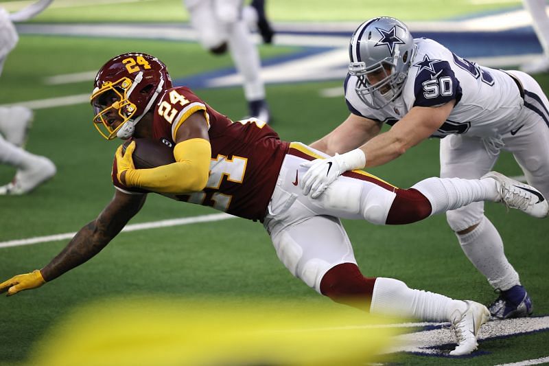 Sean Lee of the Dallas Cowboys during a play