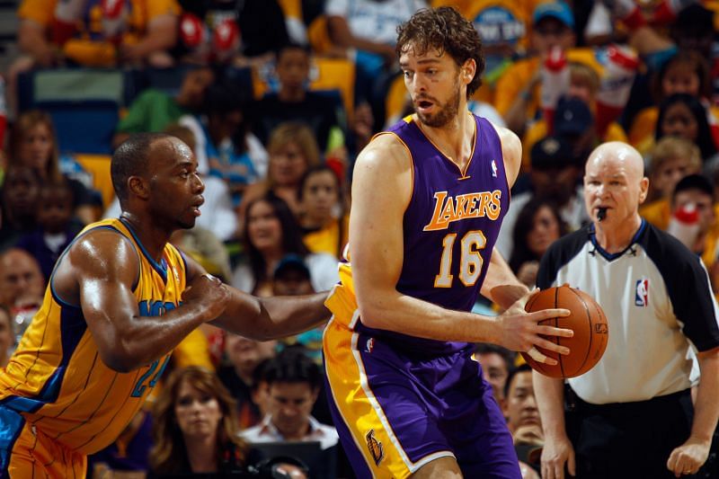 Pau Gasol surveys the floor v New Orleans Hornets