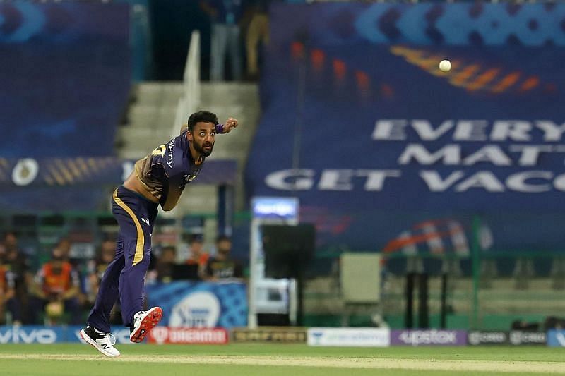वरुण चक्रवर्ती ने आरसीबी के खिलाफ मैच में बेहतरीन गेंदबाजी की (Photo Credit - IPLT20)