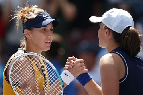 Iga Swiatek (R) lost to Belinda Bencic in the fourth round of the US Open.