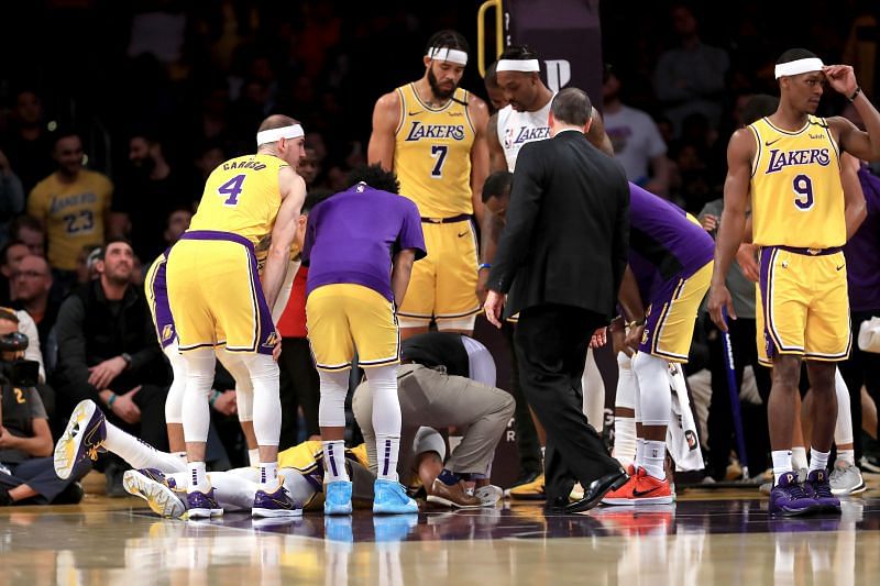 Anthony Davis is surrounded by his Los Angeles Lakers teammates after sustaining an injury