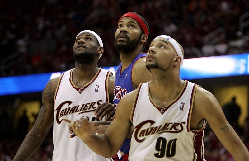 Rasheed Wallace (C) #36 gets in rebound position against LeBron James #23 (L) and Drew Gooden #90.