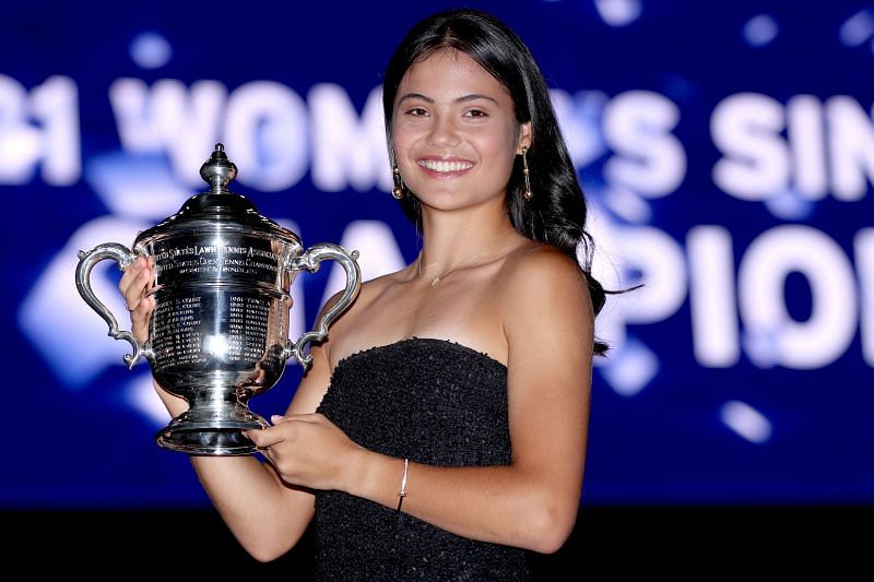 Emma Raducanu poses with the 2021 US Open women&#039;s singles title