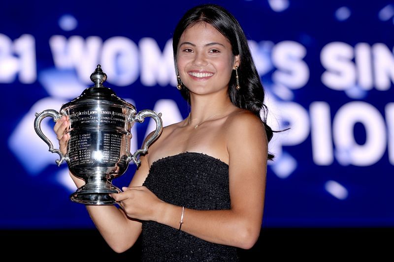 &lt;a href=&#039;https://www.sportskeeda.com/player/emma-raducanu&#039; target=&#039;_blank&#039; rel=&#039;noopener noreferrer&#039;&gt;Emma Raducanu&lt;/a&gt; with her &lt;a href=&#039;https://www.sportskeeda.com/go/us-open&#039; target=&#039;_blank&#039; rel=&#039;noopener noreferrer&#039;&gt;US Open&lt;/a&gt; trophy