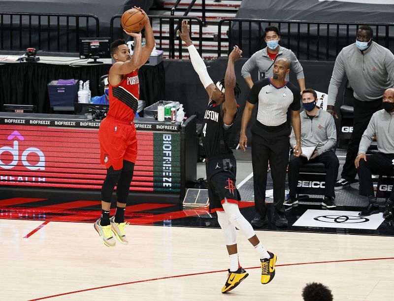 CJ McCollum shoots a crucial three-pointer over Danuel House of the Houston Rockets