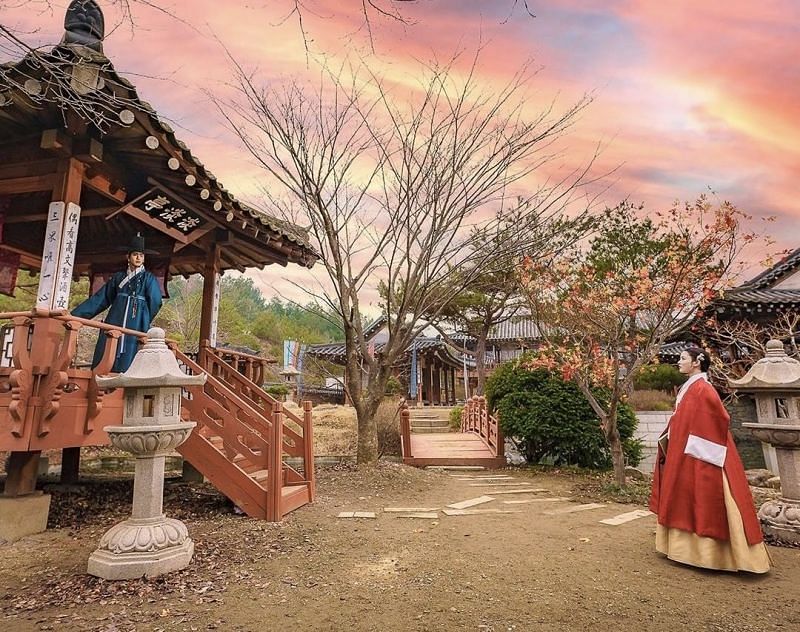 A still of Ahn Hyo-seop and Kim Yoo-jung in Lovers of the Red Sky episode 10 (Image via sbsdrama.official/)