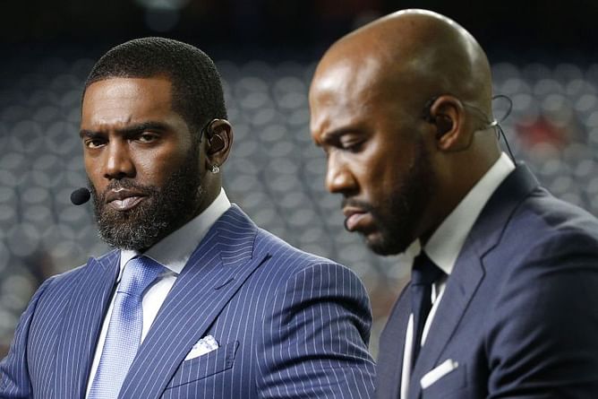 Does the Lombardi Trophy float? Randy Moss tosses it into the East River