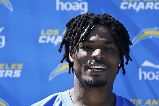 Snoop Dogg and LA Chargers safety Derwin James dish out over 600 vegan burgers in LA