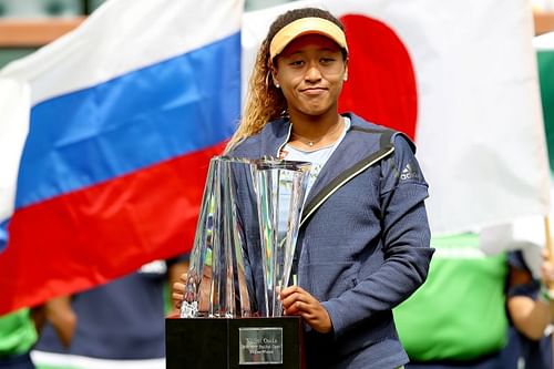 Naomi Osaka with the 2018 BNP Paribas Trophy at Indian Wells