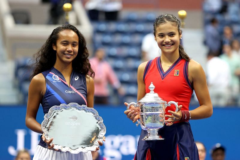 Leylah Fernandez (L) and Emma Raducanu with their 2021 US Open trophies