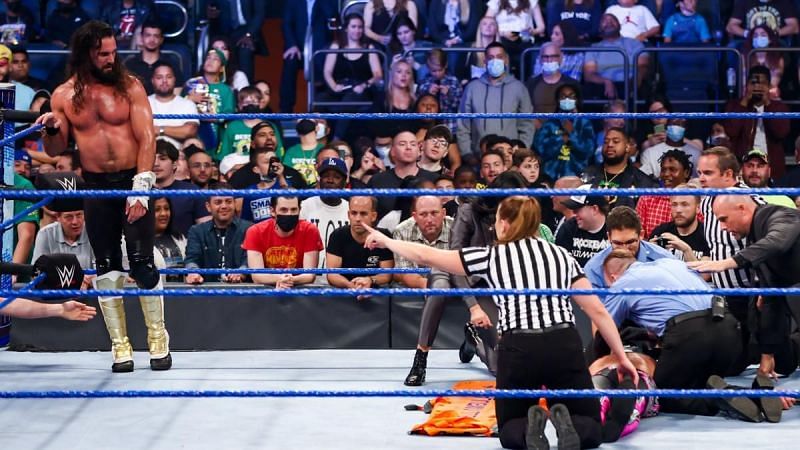 WWE SmackDown के एक एपिसोड के दौरान सैथ रॉलिंस ने ऐज पर जबरदस्त हमला कर दिया था