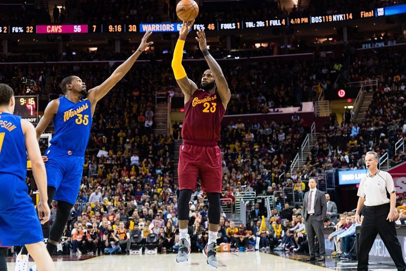 Kevin Durant attempts to block a shot against LeBron James.