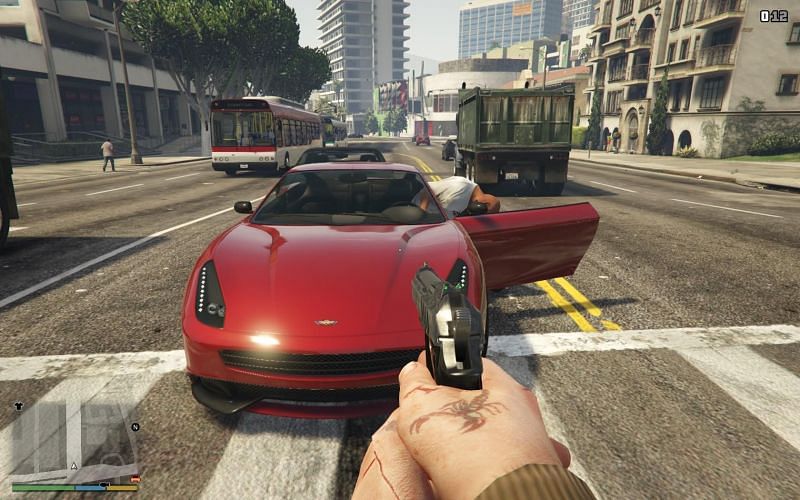 NPC, выходящий из машины при наведении на цель в GTA 5 (Изображение с Rockstar Games)