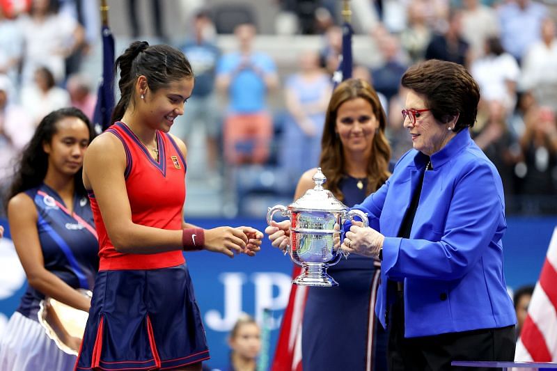 Raducanu receiving the winner&#039;s trophy from Billie Jean King.