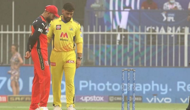 विराट कोहली और महेंद्र सिंह धोनी चर्चा करते हुए (फोटो - IPL)