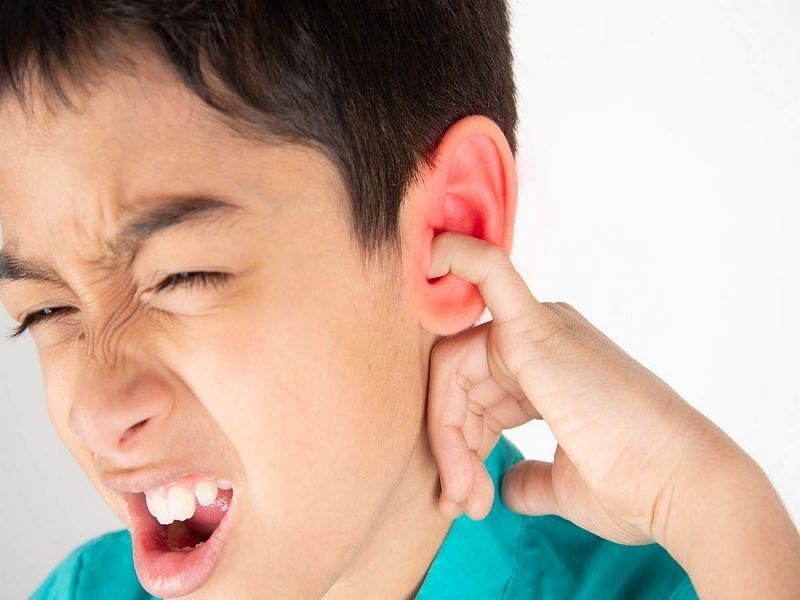 कान में होने वाली परेशानी बड़ी घातक हो सकती है और अगर ये बच्चों में है तो इसकी तीव्रता और भी बढ़ जाती है। (फोटो: नवभारत टाइम्स)