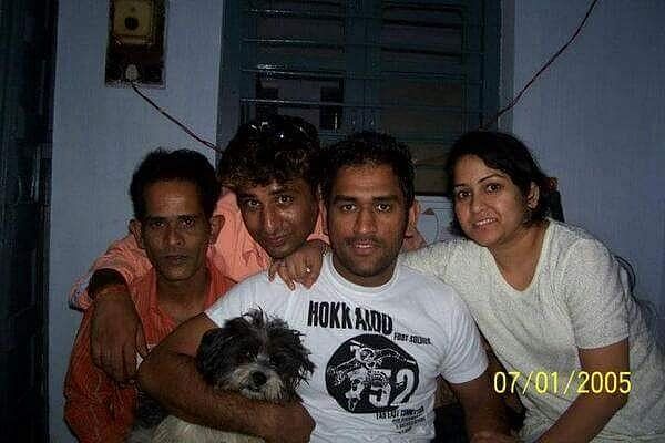 MS Dhoni with his Siblings