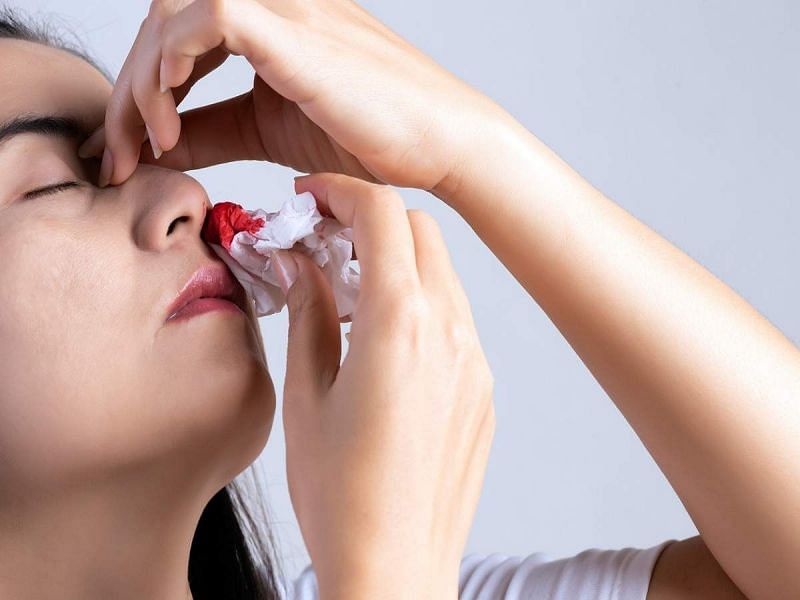 नाक से खून आना काफी खतरनाक हो सकता है लेकिन आप कुछ आसान से उपायों से इसको ठीक कर सकते हैं (फोटो: नवभारत टाइम्स)