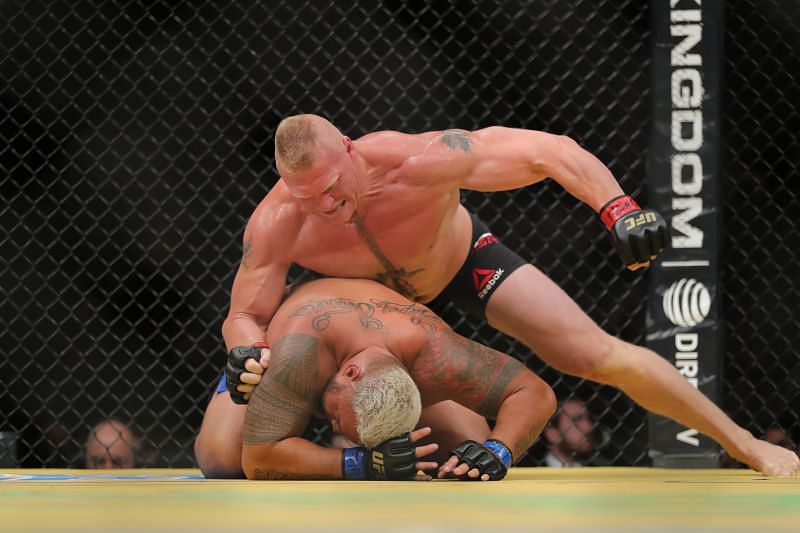 Brock Lesnar hits Mark Hunt with heavy shots at UFC 200.