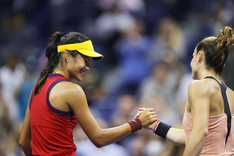 Emma Raducanu (L) and Maria Sakkari at the 2021 US Open.