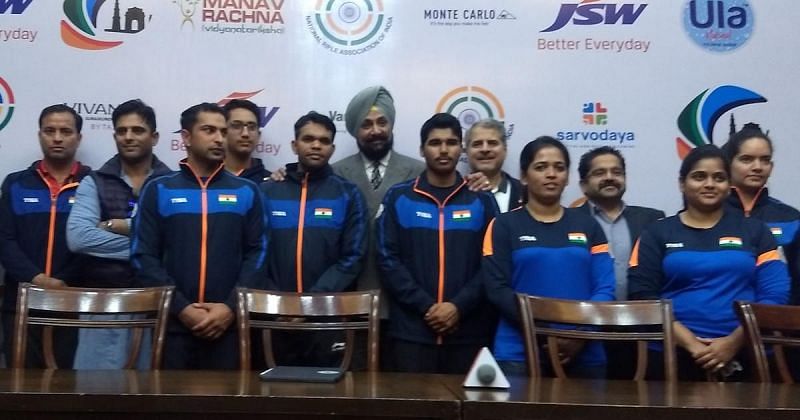 Raninder Singh with the Indian Tokyo Olympics team (Pic source: Scroll.in)