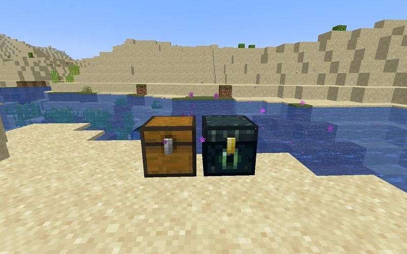 Regular chest vs ender chest (Image via Minecraft)