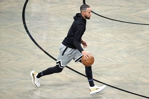 Stephen Curry warms up ahead of the Golden State Warriors v Brooklyn Nets game