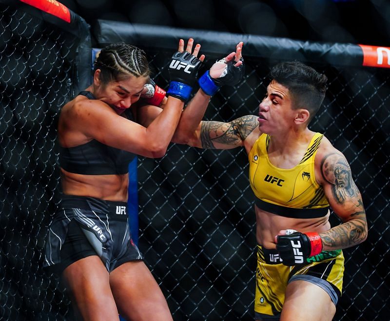 Jessica Andrade pulled out a vintage performance to take out Cynthia Calvillo.
