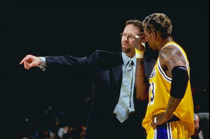 Dennis &lt;a href=&#039;https://www.sportskeeda.com/basketball/dennis-rodman/&#039; target=&#039;_blank&#039; rel=&#039;noopener noreferrer&#039;&gt;Rodman&lt;/a&gt; talks to the LA Lakers&#039; head coach Kurt Rambis (1998-99)