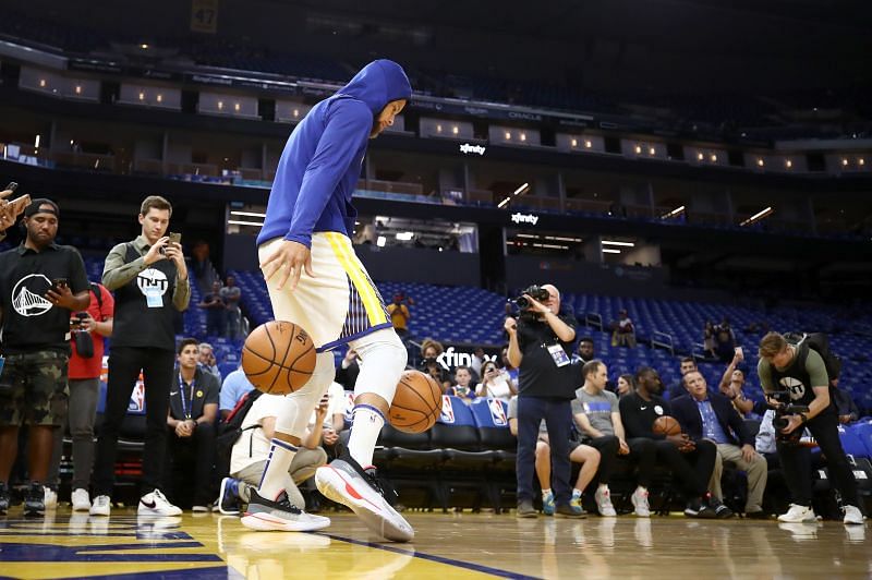 Stephen Curry goes through his routine before a Golden State Warriors&#039; game