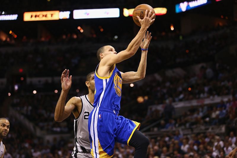 Steph Curry drives past &lt;a href=&#039;https://www.sportskeeda.com/basketball/tim-duncan/&#039; target=&#039;_blank&#039; rel=&#039;noopener noreferrer&#039;&gt;Tim Duncan&lt;/a&gt;